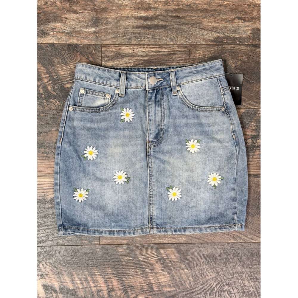 Forever 21 Daisy Embroidered Denim Mini Skirt Light Wash Women's S‎ NWT